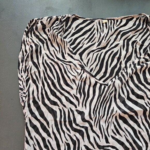 Victoria's Secret Zebra Coverup - Picture 2 of 5